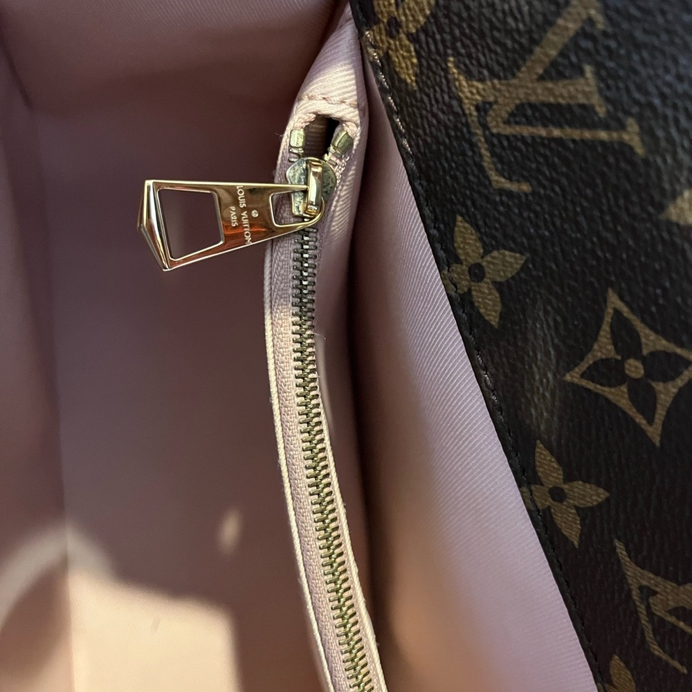 Louis Vuitton - Picture 3 of 12